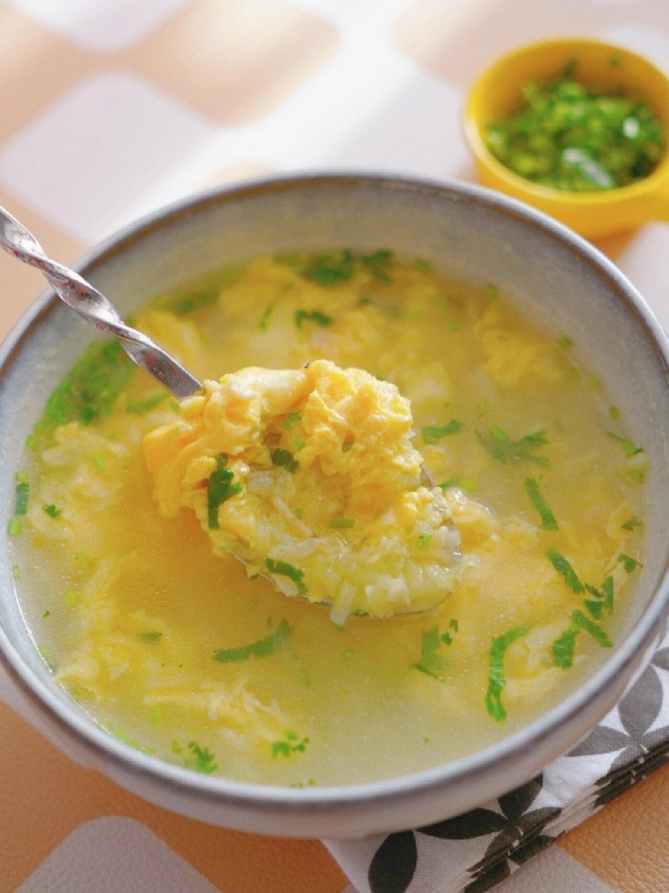 土豆丝虾皮鸡蛋汤 用土豆做汤也太暖太好喝啦～ 食欲打开 加入虾皮