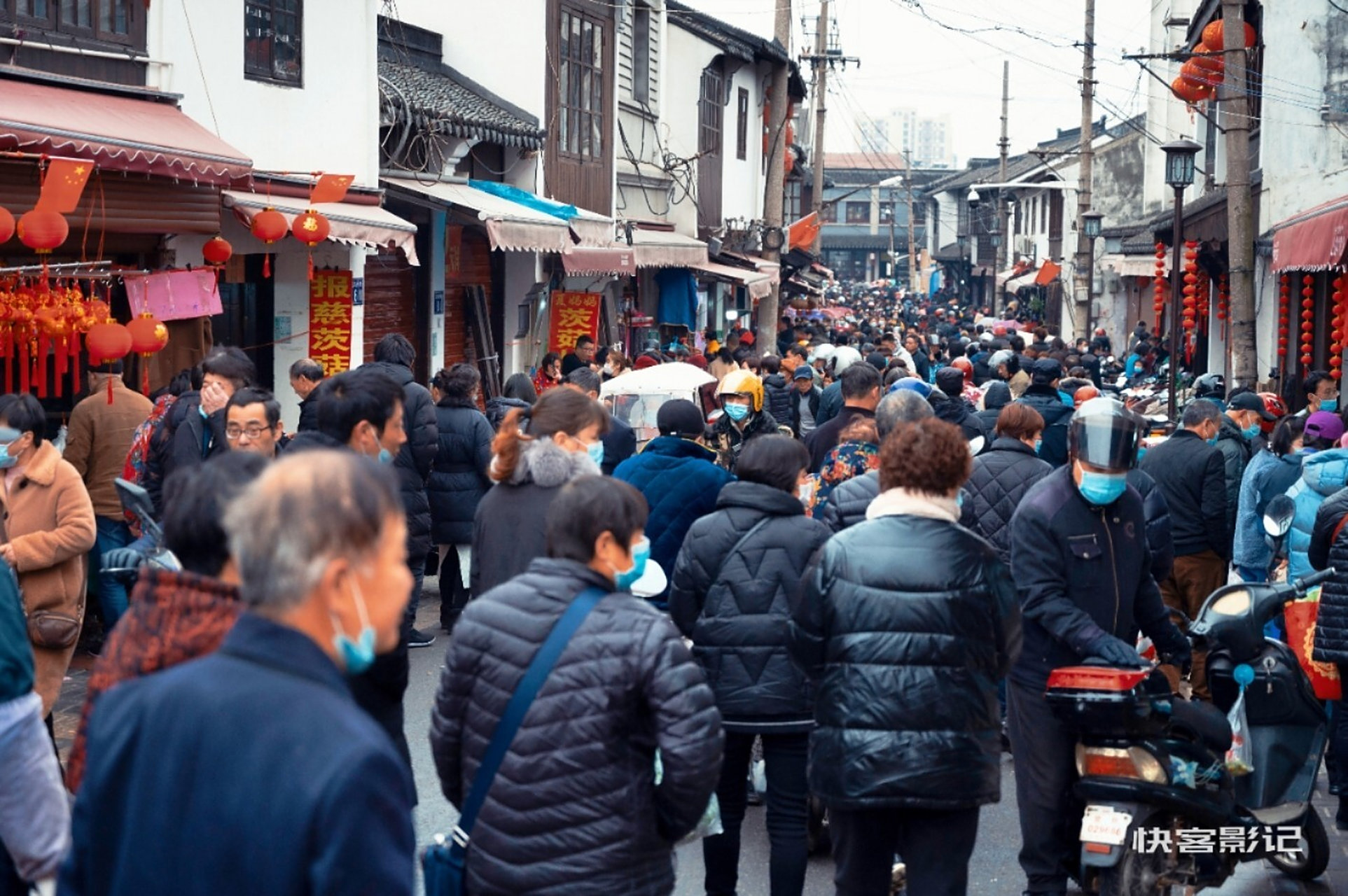 常熟南门坛上,总马桥畔,熙熙攘攘的人群,老街两旁店铺林立,小时候赶集