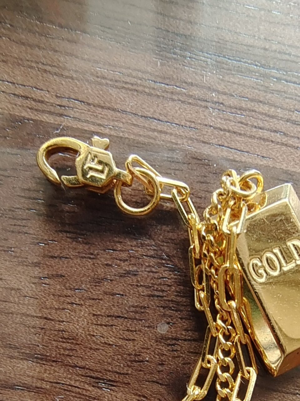 六福项链上面的字母什么意思?