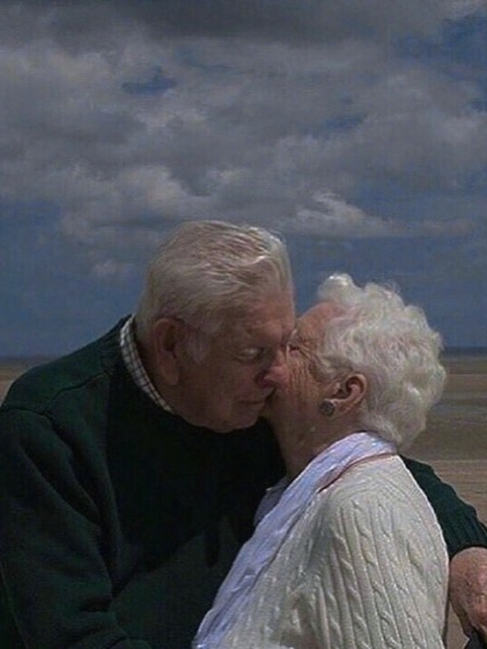 情感##小鹿情感语录集#  我希望有愿意跟我谈恋爱的女生, 那么我一定