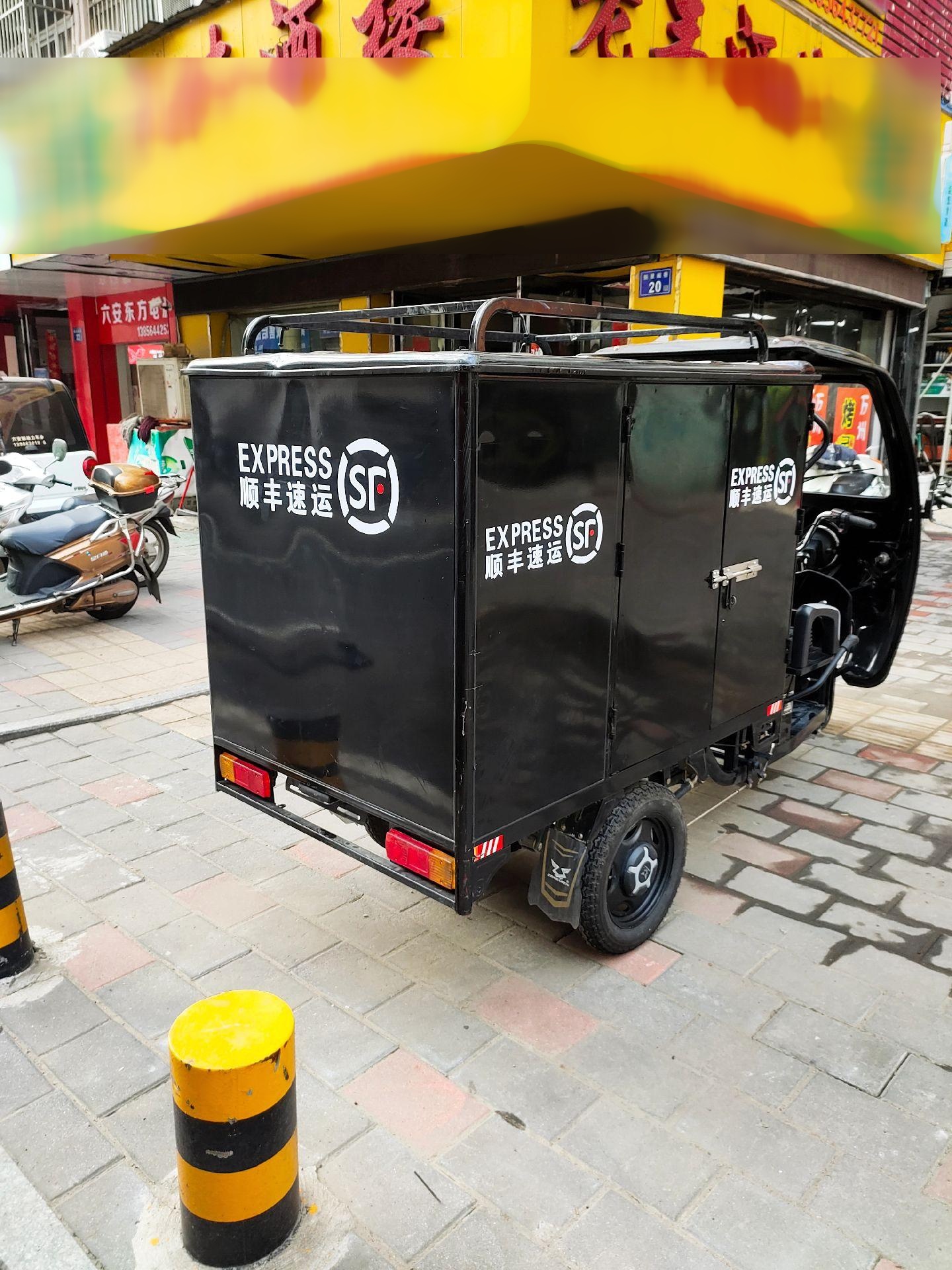 八成新顺丰快递三轮车,买了半年. 新车6800块,带电瓶,充电器