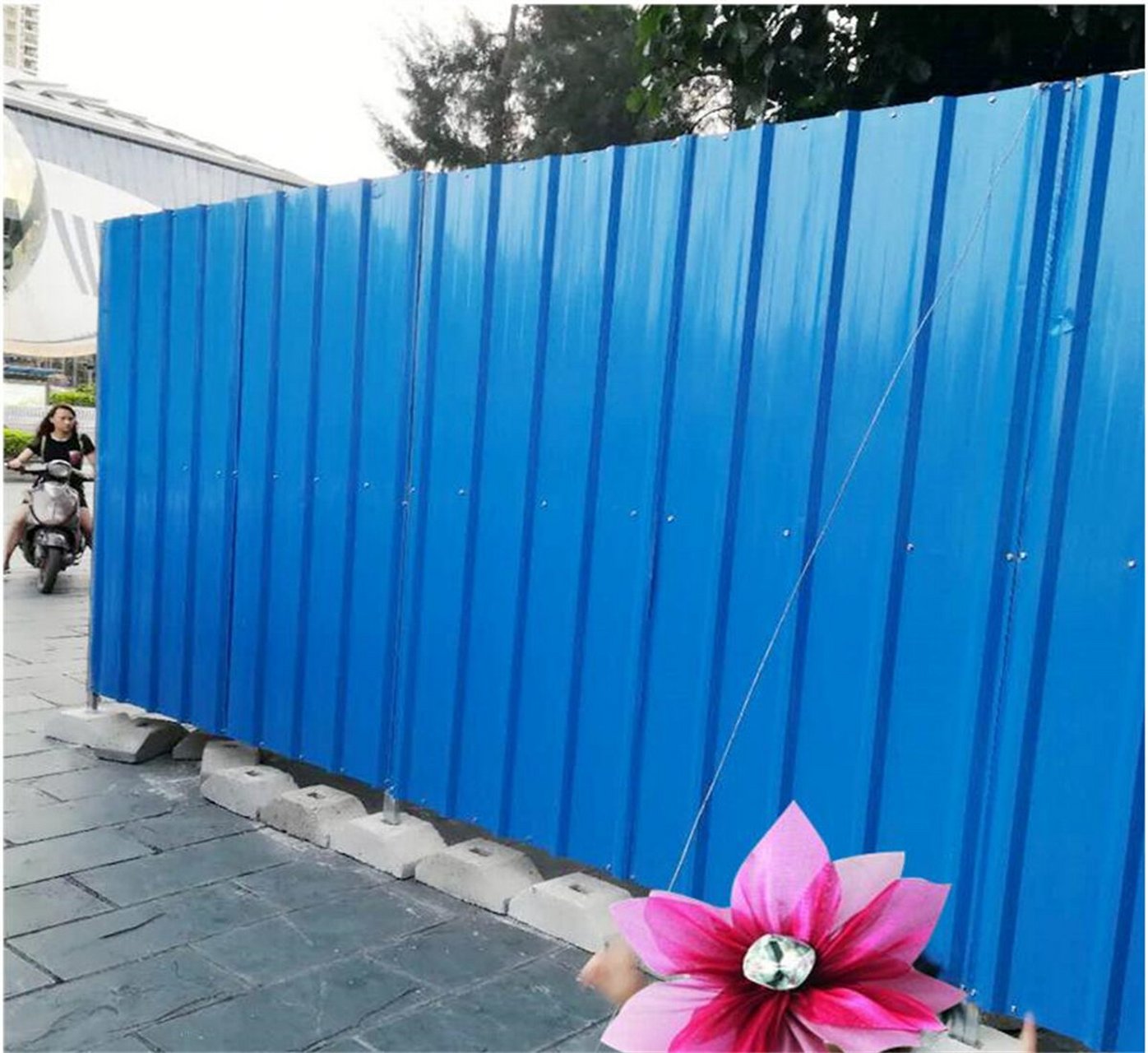 在现代城市中,铁皮围挡施工已经成为了建筑行业必不可少的一种方式