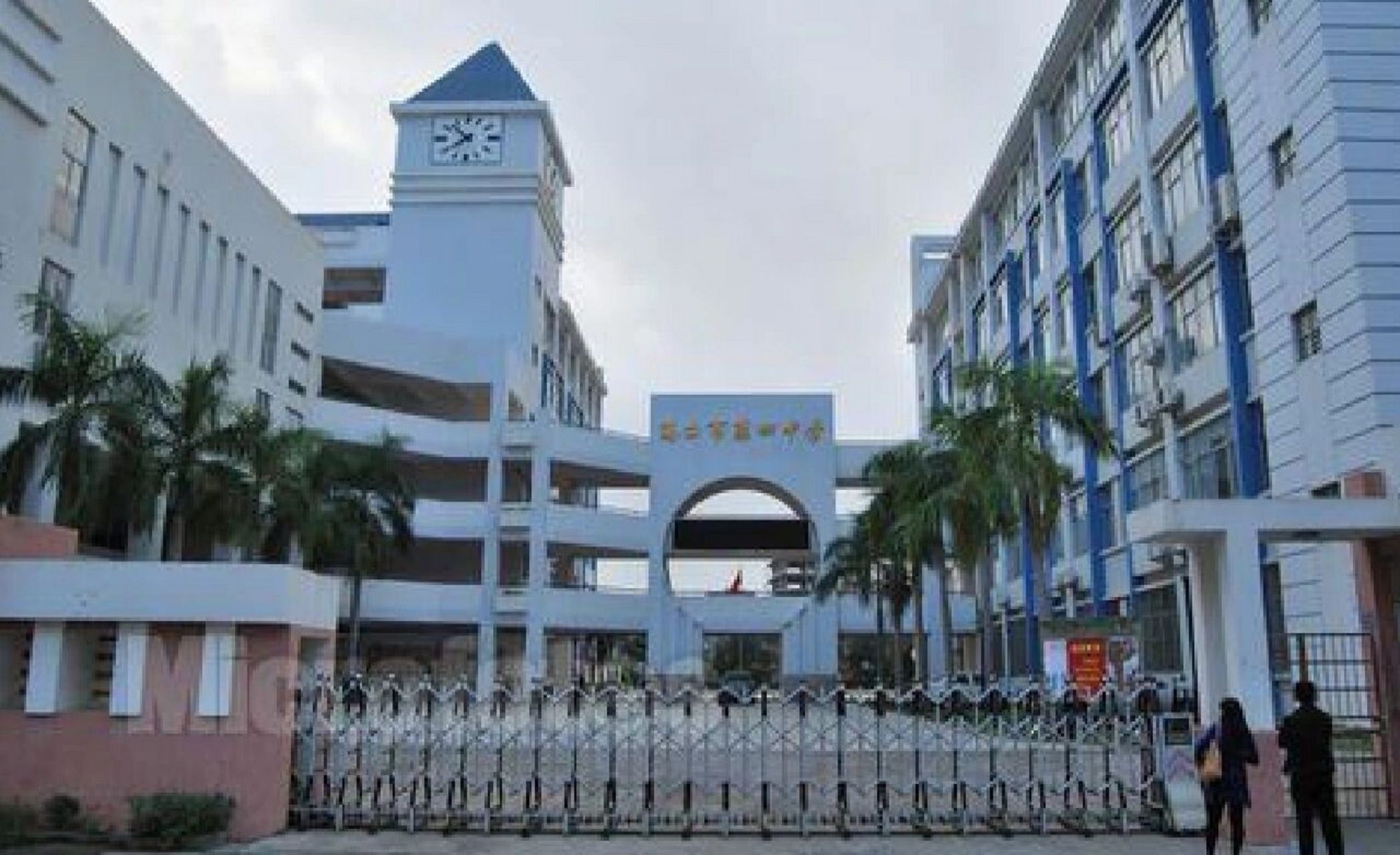 海口第四中高中部好?海口实验高中部好? 这两所学校师资哪个好呀?