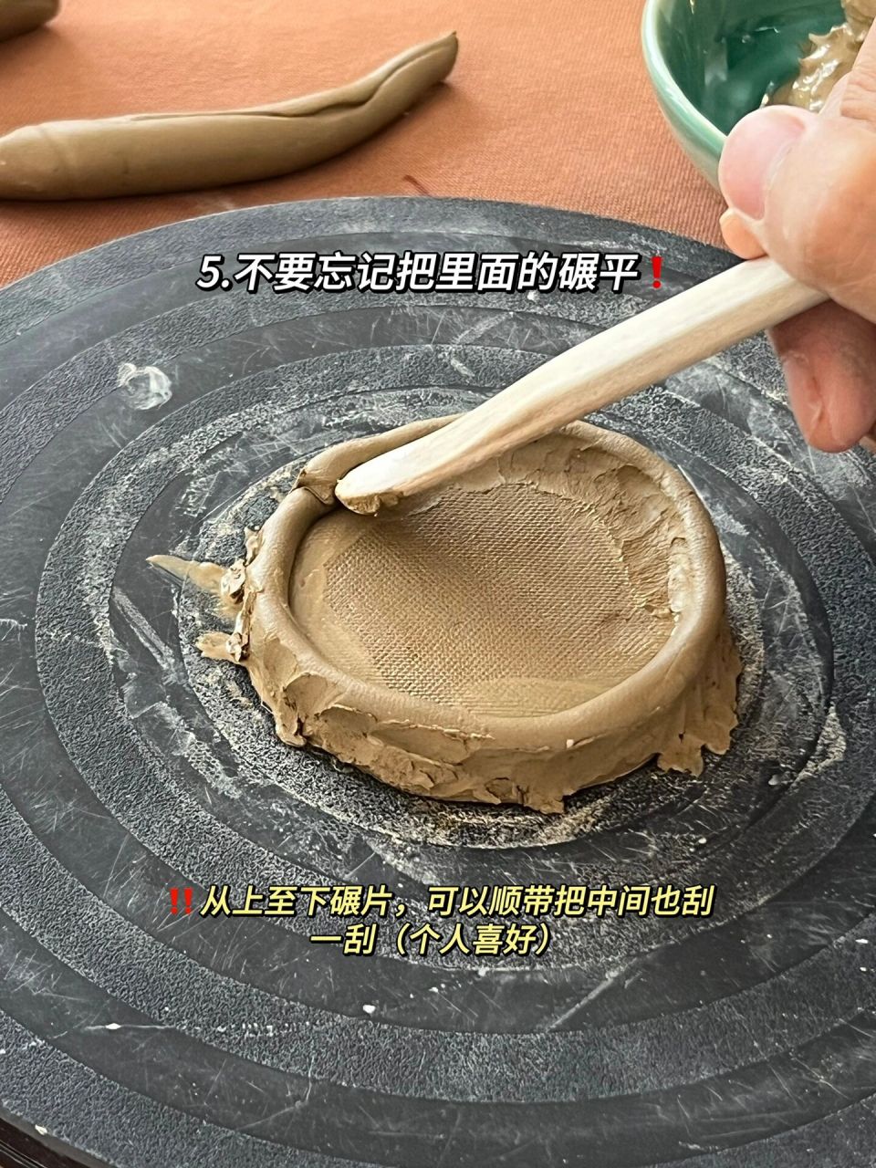 新手|陶艺教程 96泥条盘筑法是一种制作陶器器皿的技法,需要在平坦