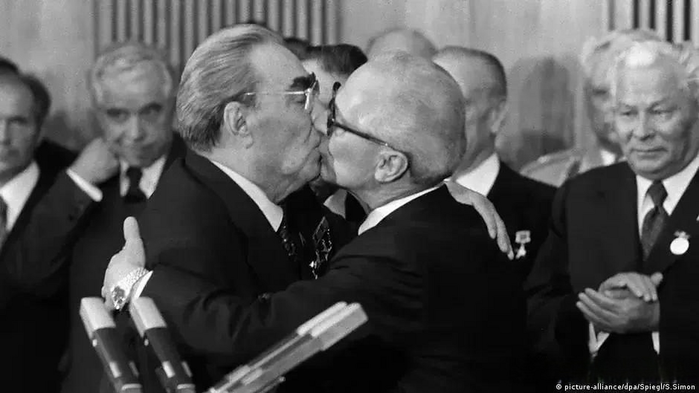 兄弟之吻,社会主义国家的一种礼节性亲吻,用以表达兄弟间的感情.