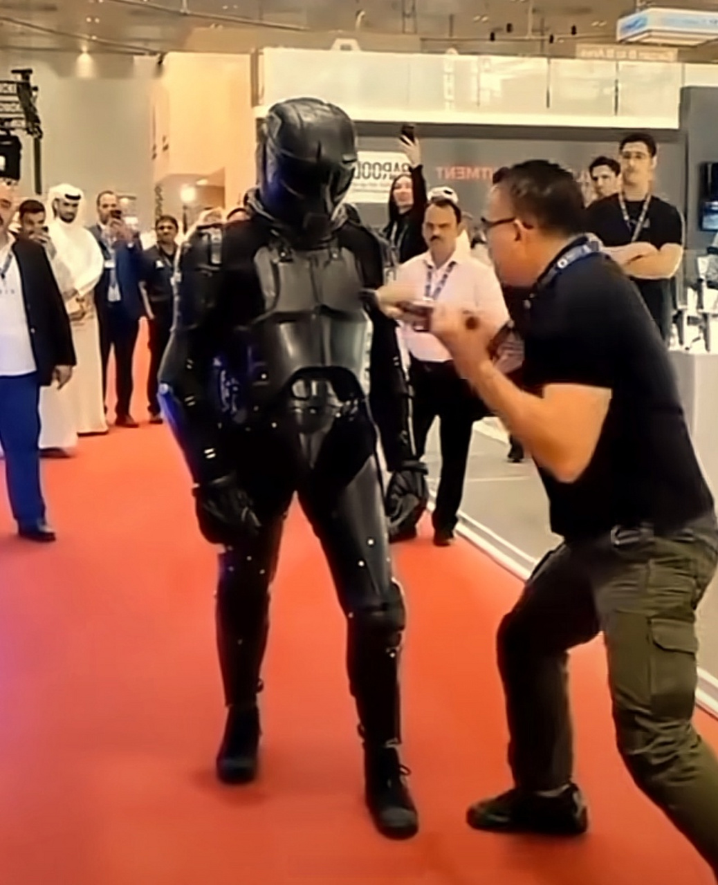 现代盔甲,既防弹又穿着轻松灵活,这应该是单兵防护装备的未来形态吧