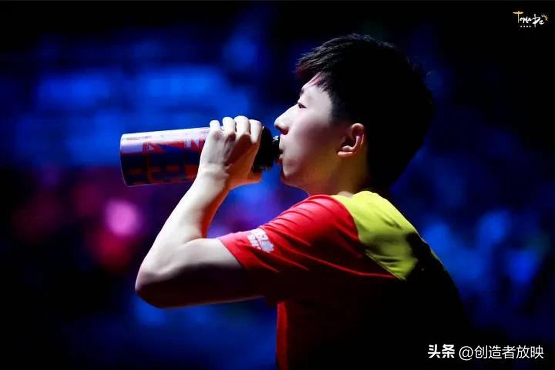 马龙喝水图,凑了八张,最后一张是他最近在训练的时候,希望他在成都世