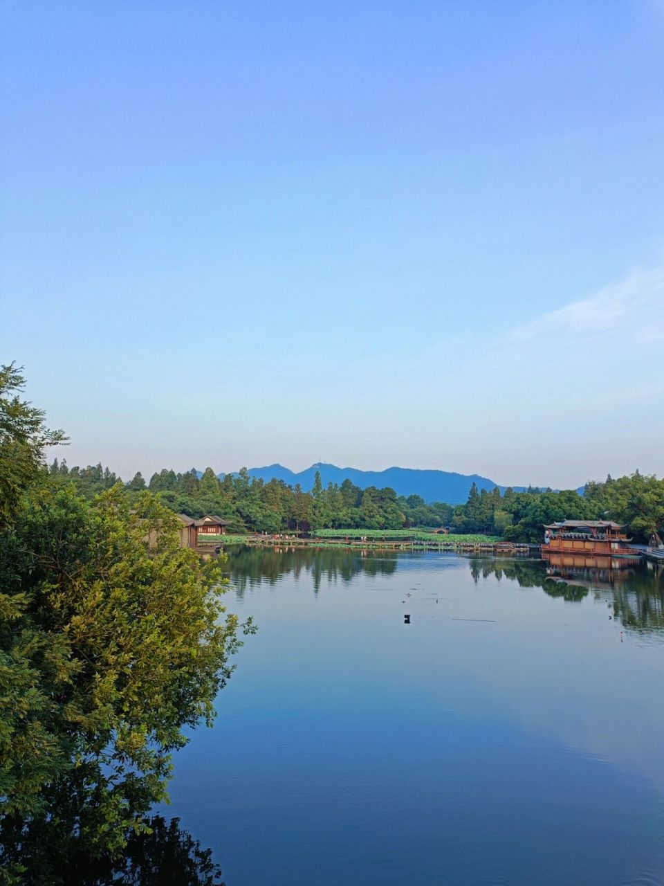 西湖苏堤 苏堤,旧称苏公堤,是一条贯穿西湖南北风景区的林荫大堤,位于