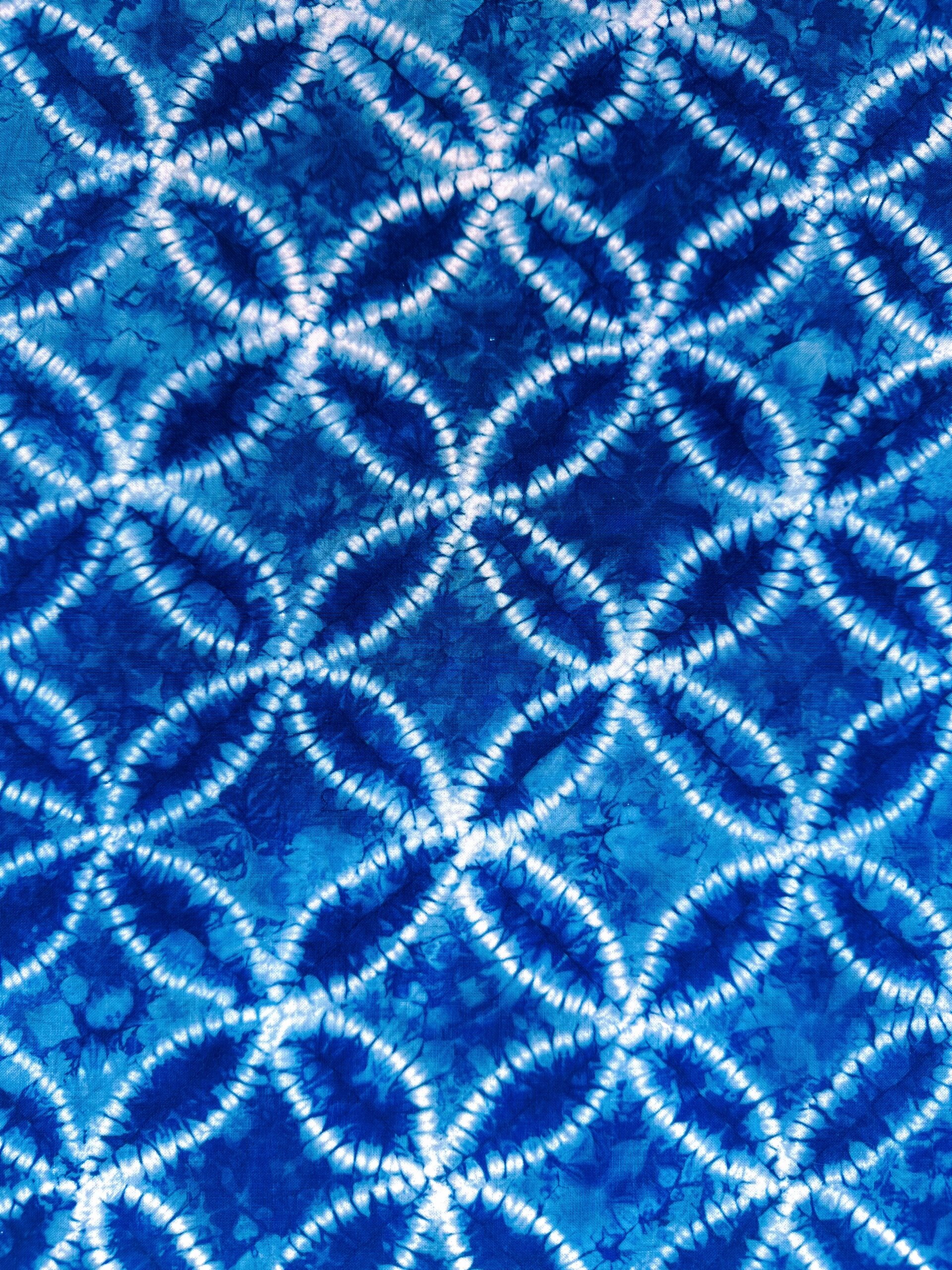 白族扎染|合上铜钱 很久没有更新作品 最近暑期 店里很热闹 来一个