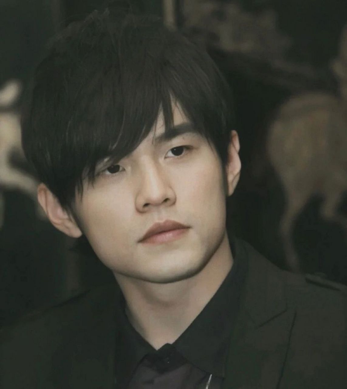 分享一组杰伦的照片  很难不爱年轻时的杰伦哇