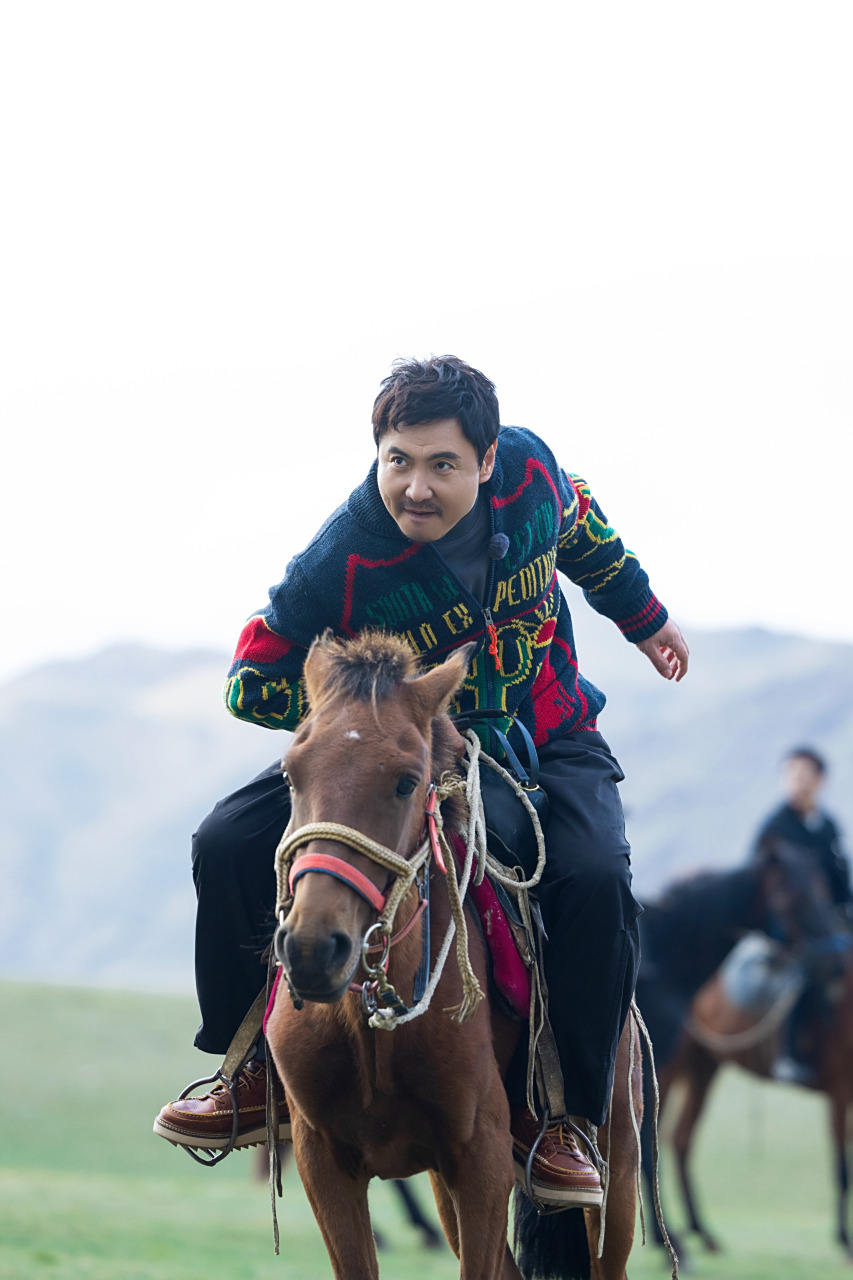 沈腾##现在就出发# 草原驰骋,欢乐马上出发[抱抱]