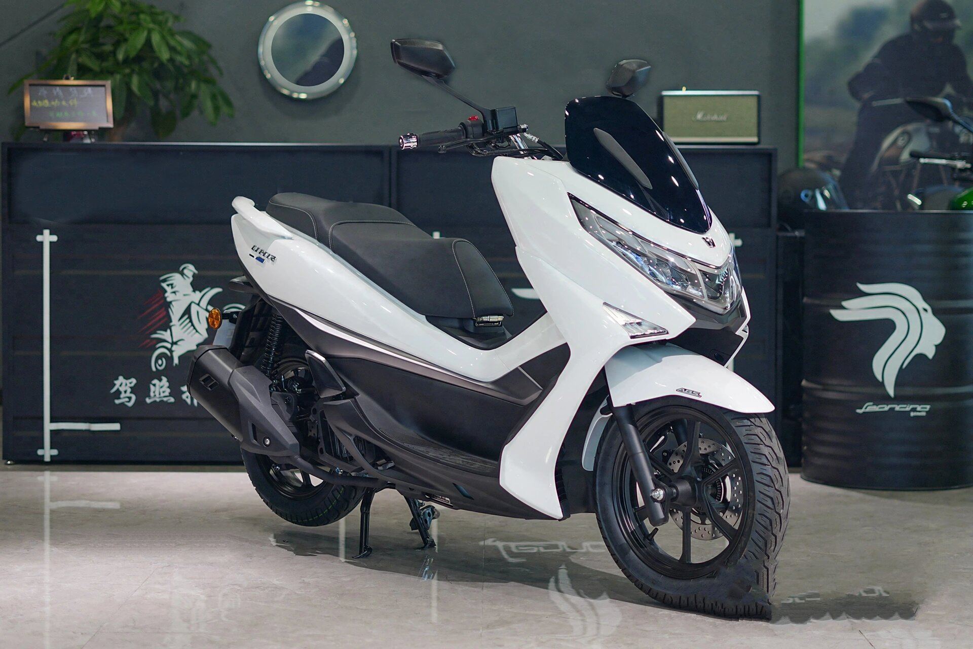 uhr150 豪爵全新uhr150 水冷 电喷 前后abs质保5年10万公里.