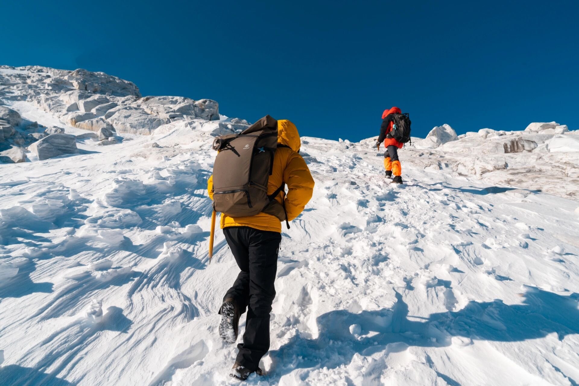 攀登雪山壁纸图片