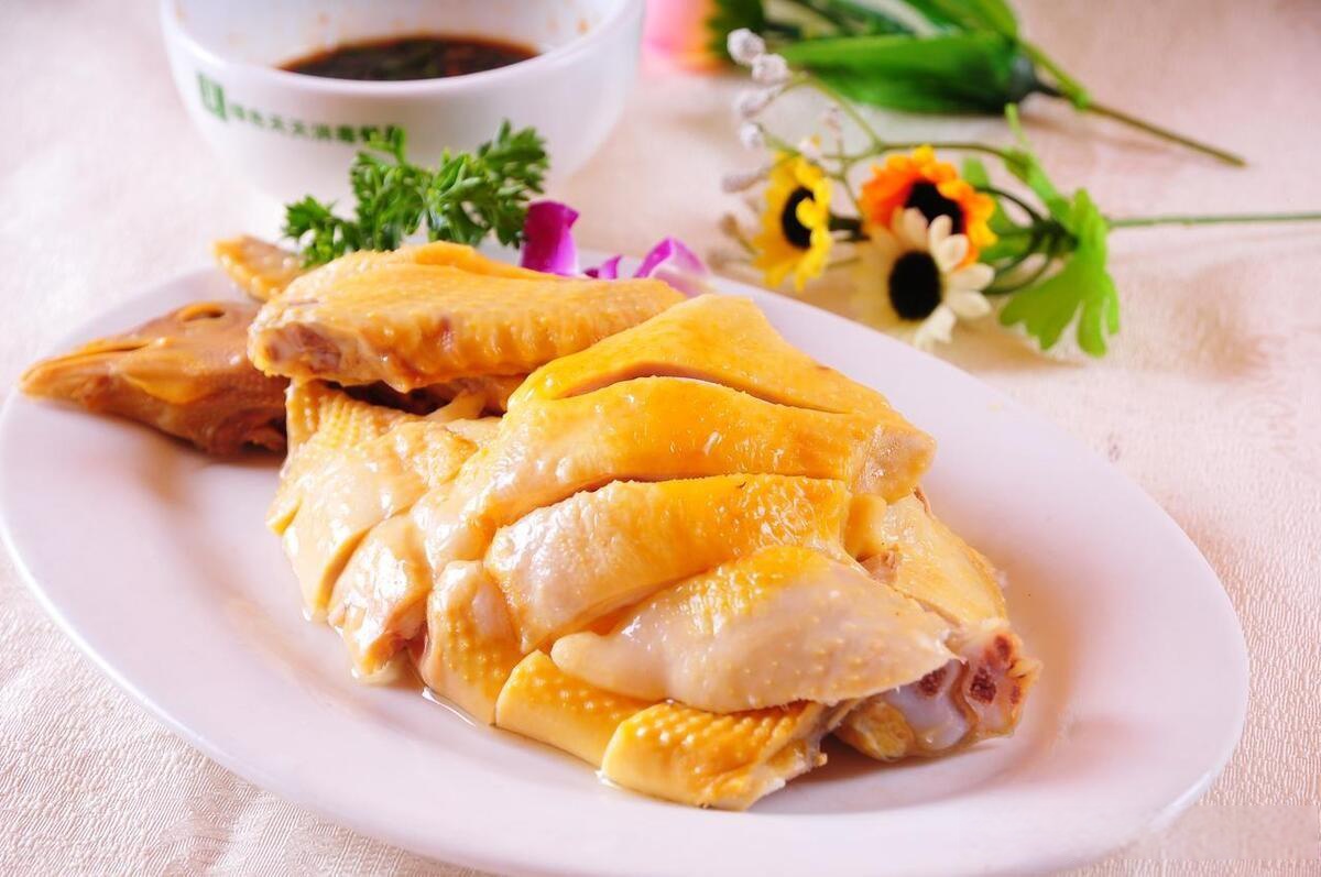 白斩鸡是一道粤菜系的传统名菜,制作方法简单易学.