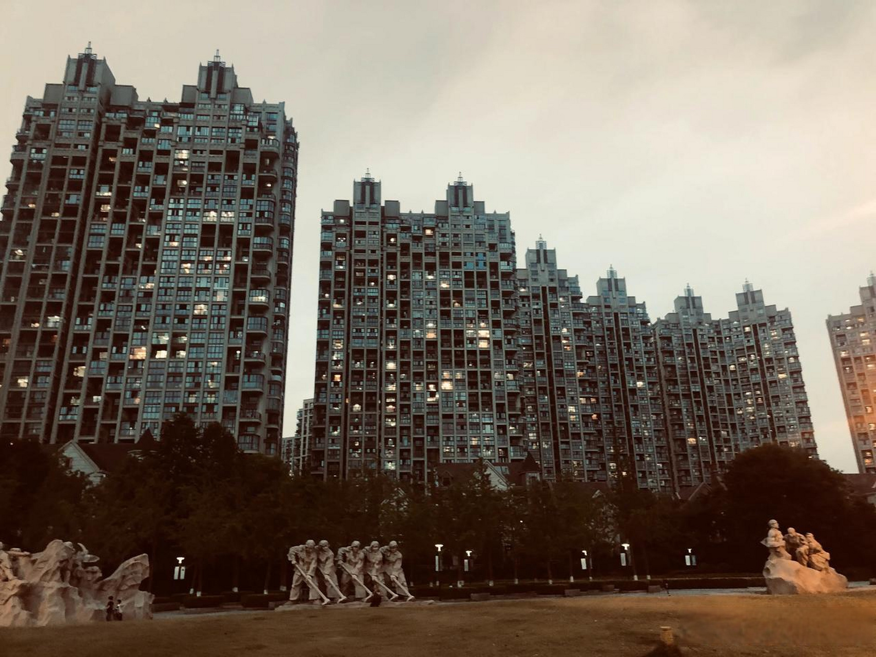 保利江语海,位于钱塘区下沙6号大街钱塘江边.