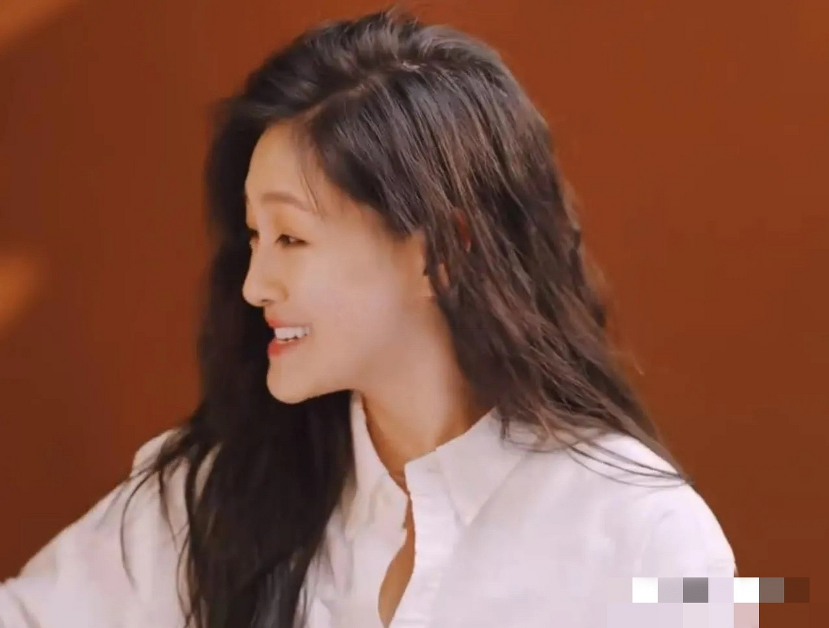 大s的侧脸怎么回事?看着像巫婆,下巴长到可锄地[思考]