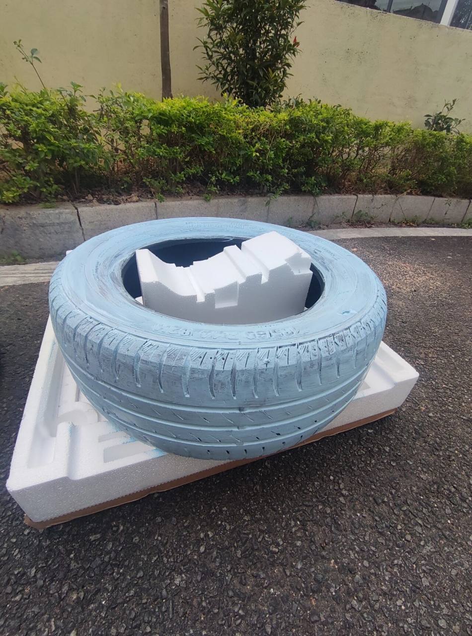 轮胎改造成花盆 把朋友送的旧轮胎做美美的花盆 1首先把轮胎冲洗干净