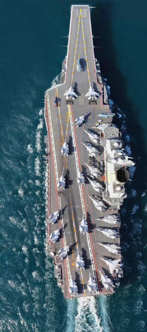 迄今为止,最霸气的辽宁舰大图.  24架飞鲨,最全最满的状态,壮观.