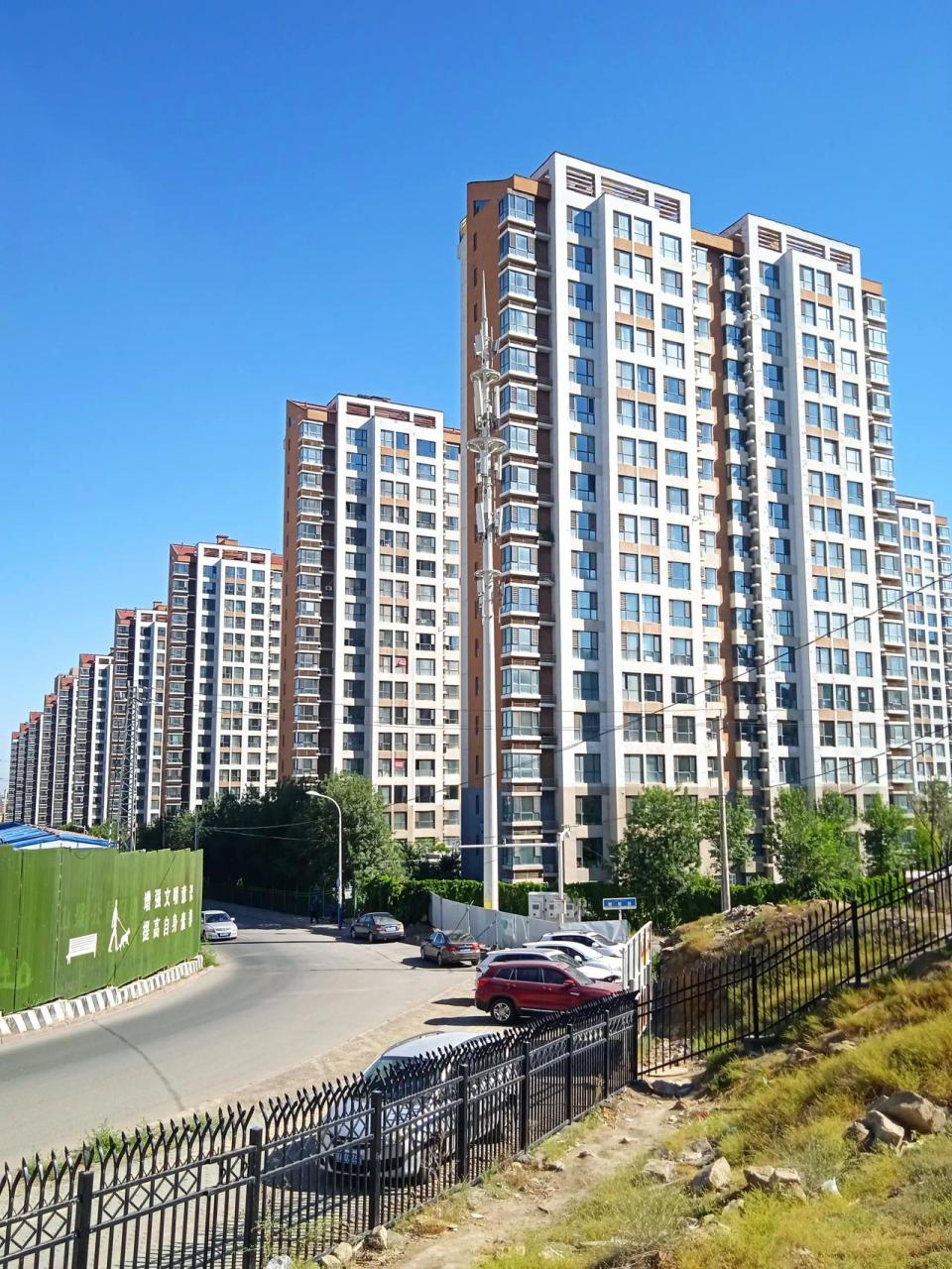 乌鲁木齐市西山旭彩苑小区,有十几栋高层住宅楼,分为北区和南区,每栋