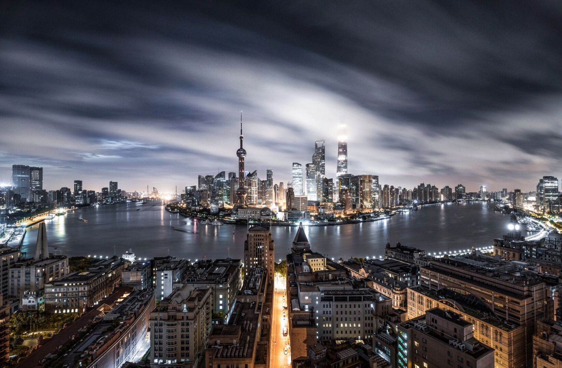 实拍台风登陆前的上海92凌晨三点多的魔都91 最近几天受到台风"杜