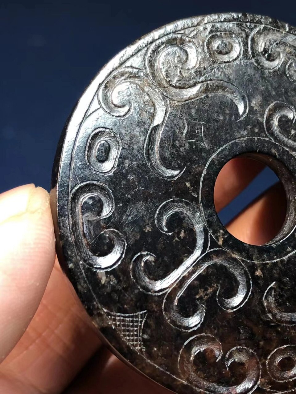 春秋战国黑漆古玉璧! 窃曲纹!