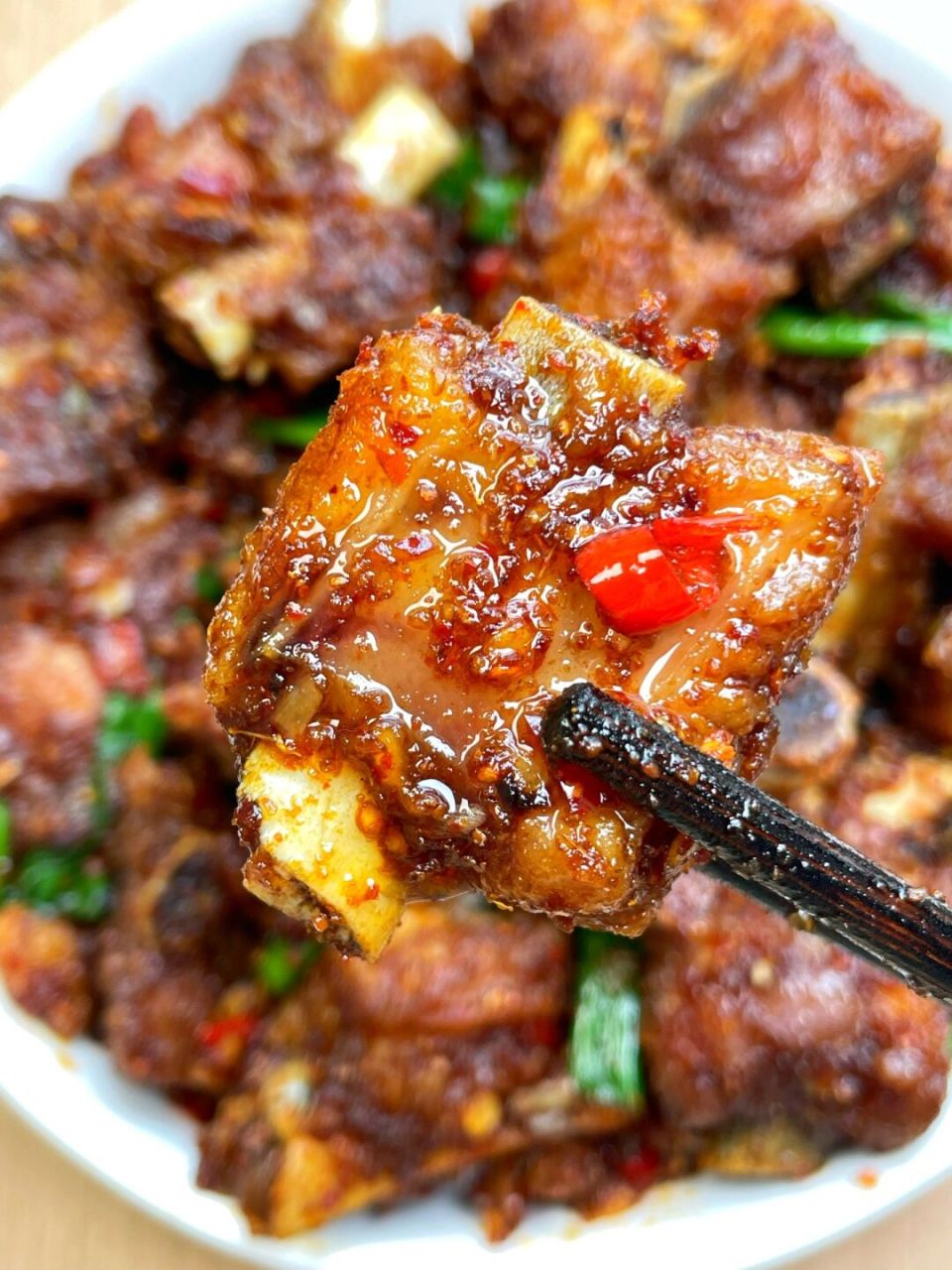 今天分享的香辣孜然排骨97香香辣辣的,外酥里嫩,蒜香味十足好吃到舔