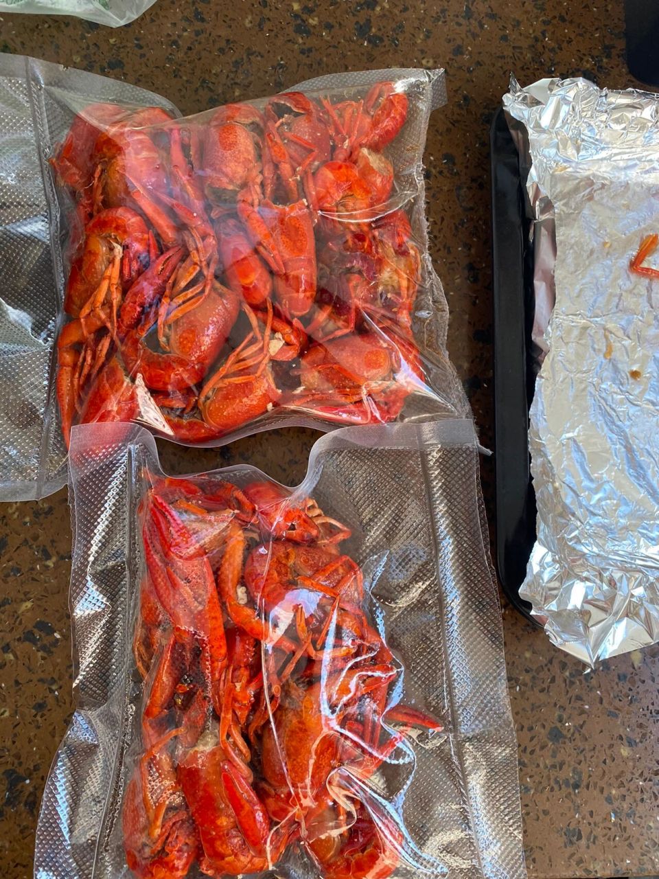 小龙虾储存方法 妮妮舅舅给买了一桶小龙虾使劲吃一次都吃不完,剩下的