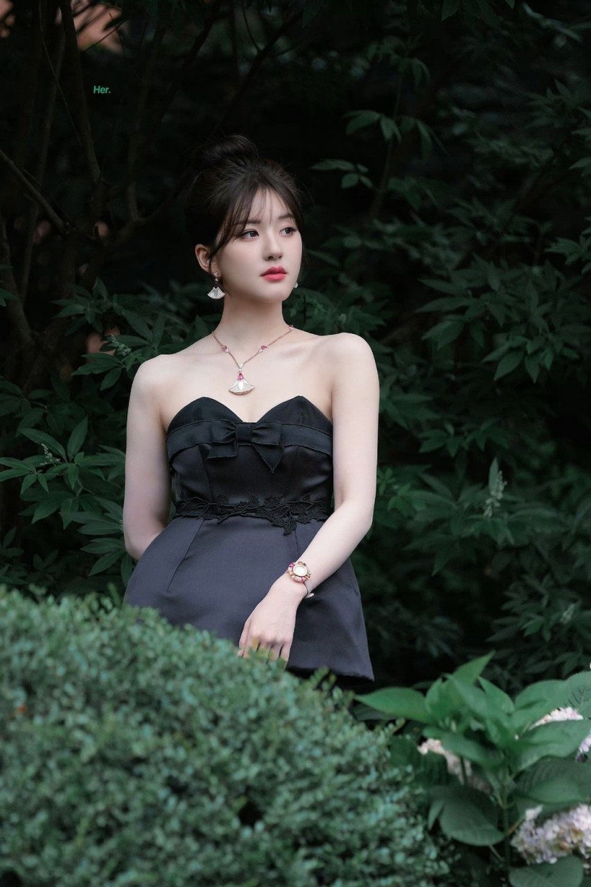 赵露思黑色抹胸薄纱长裙##赵露思黑天鹅造型#   原来昨天活动还有第