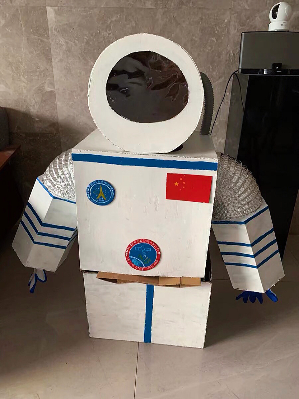 手工创意改造纸箱宇航人,我的航天梦我来了 7815从小就幻想自己有