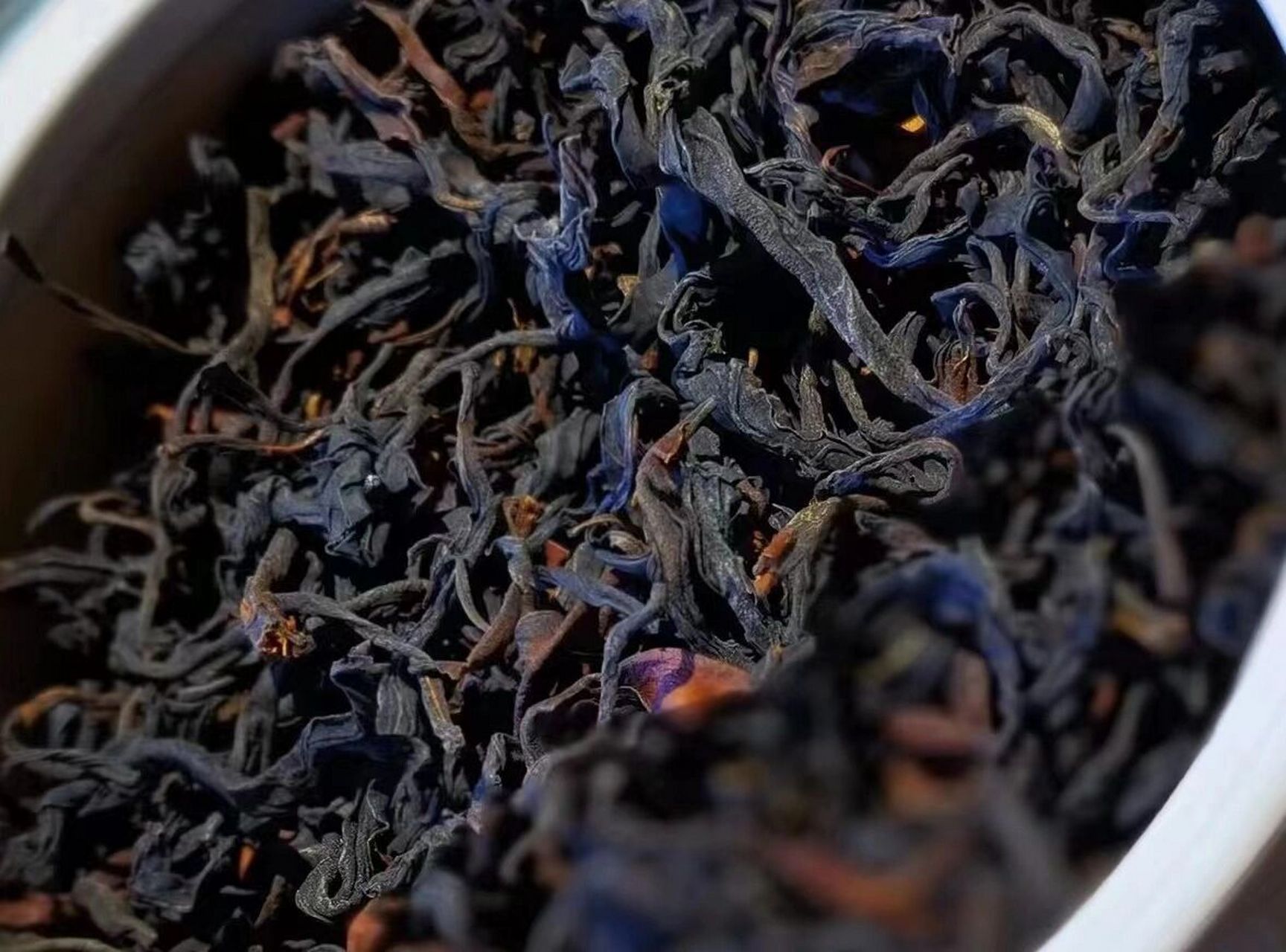 千年野生红茶 千年野生红茶—— 口感丰富,滋味醇厚饱满,山野之气强烈