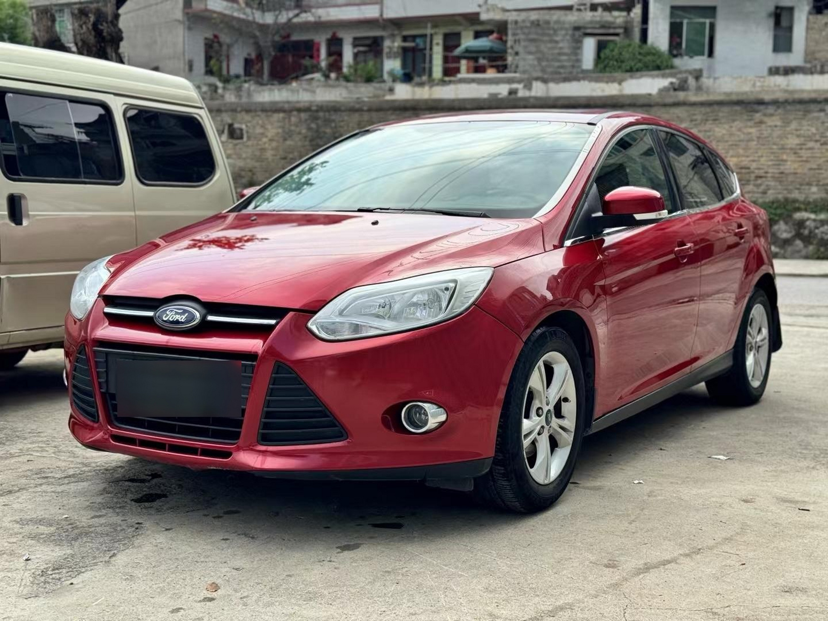 13年上牌福特福克斯两箱版本,最美红色,自动1.