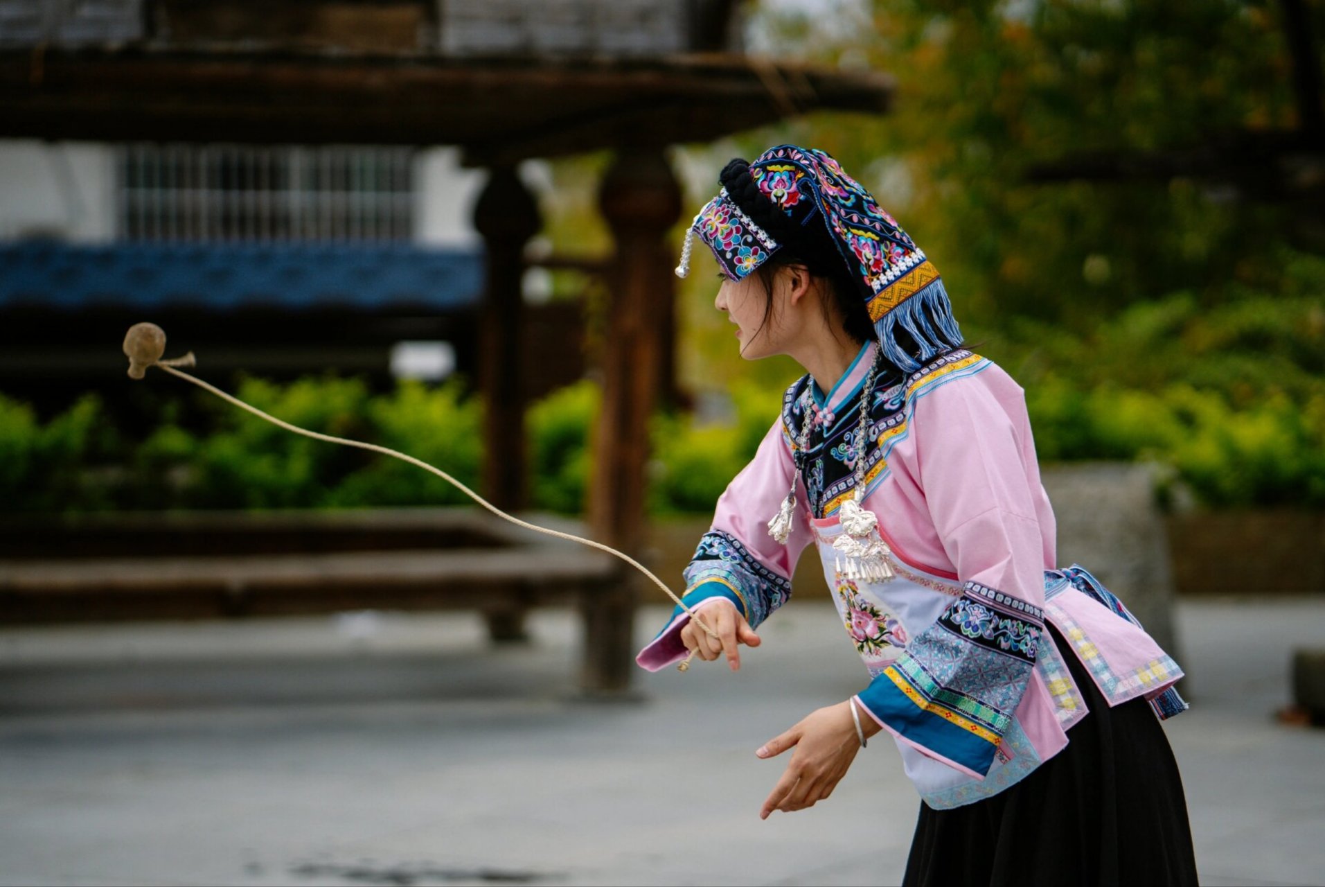 贵州望谟:玩陀螺 2023年4月8日,贵州省黔西南布依族苗族自治州望谟县