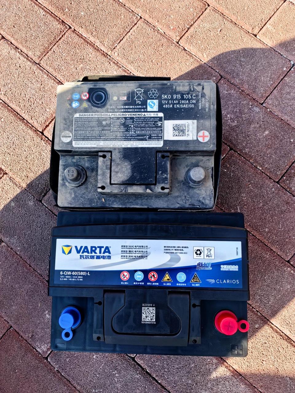 大众桑塔纳更换瓦尔塔蓝标蓄电池.