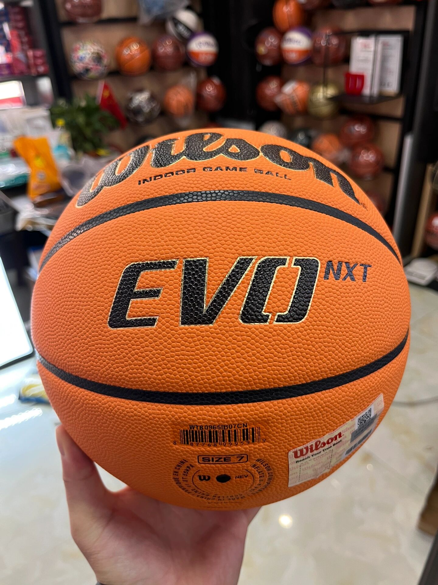 斯伯丁76-874y(74-604y的更替),入手价:103,颗粒明显,pu较硬,耐磨防滑