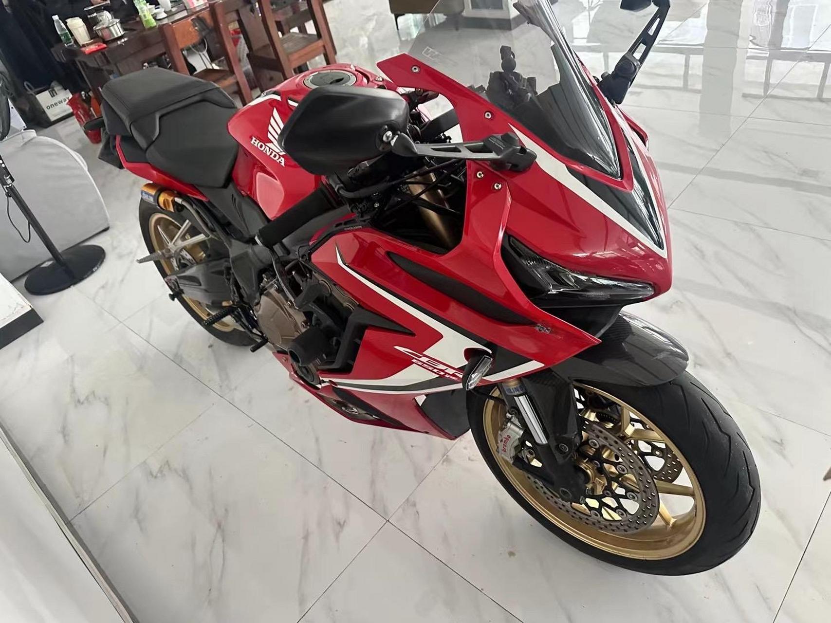 大贸20年本田cbr650r  1万多公里 简介:改装全段天蝎排气,ohlins后