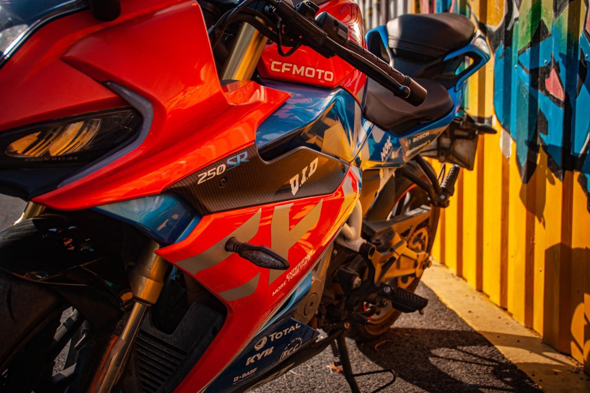 春风250sr可以说是国产车里两万以内比较好的一款入门级仿赛,外形上