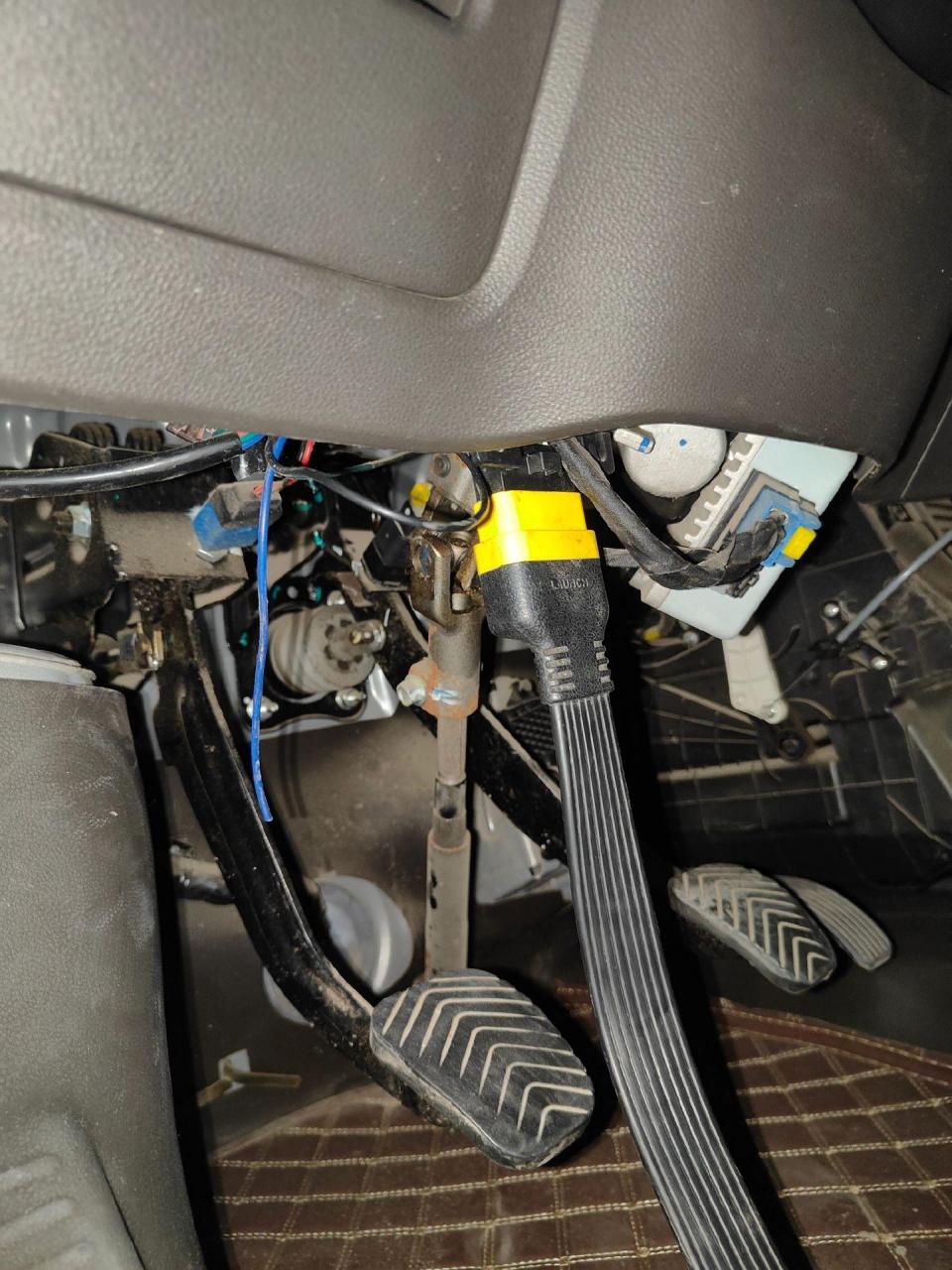 五菱荣光新卡1.5obd位置在方向盘下面