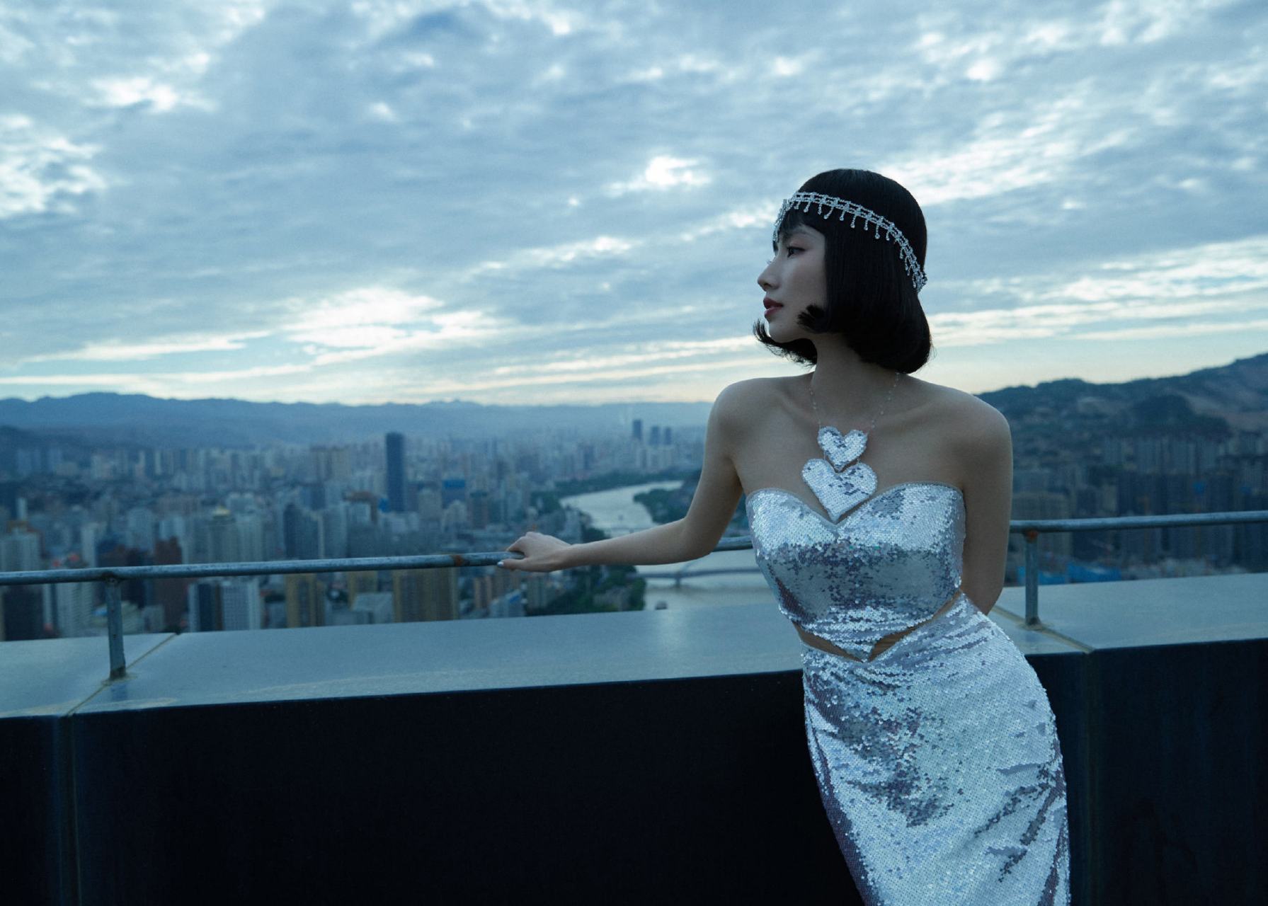 刘惜君短发银色抹胸裙写真组图