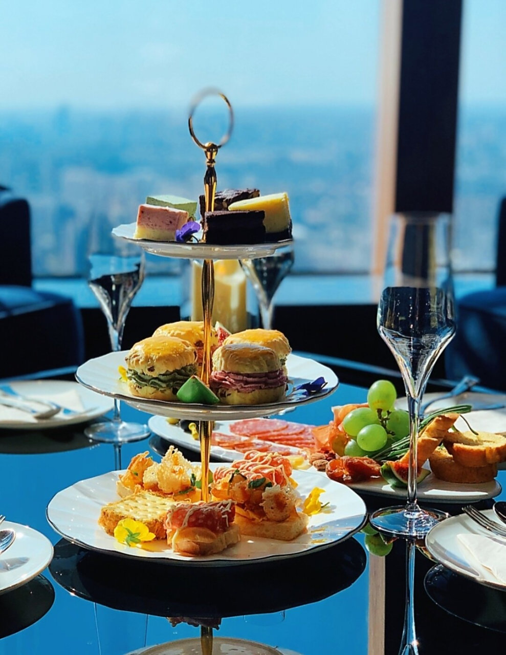 绿地60层的泉客厅,在303米高处泉客厅尽览济南的蓝天和夕阳9793