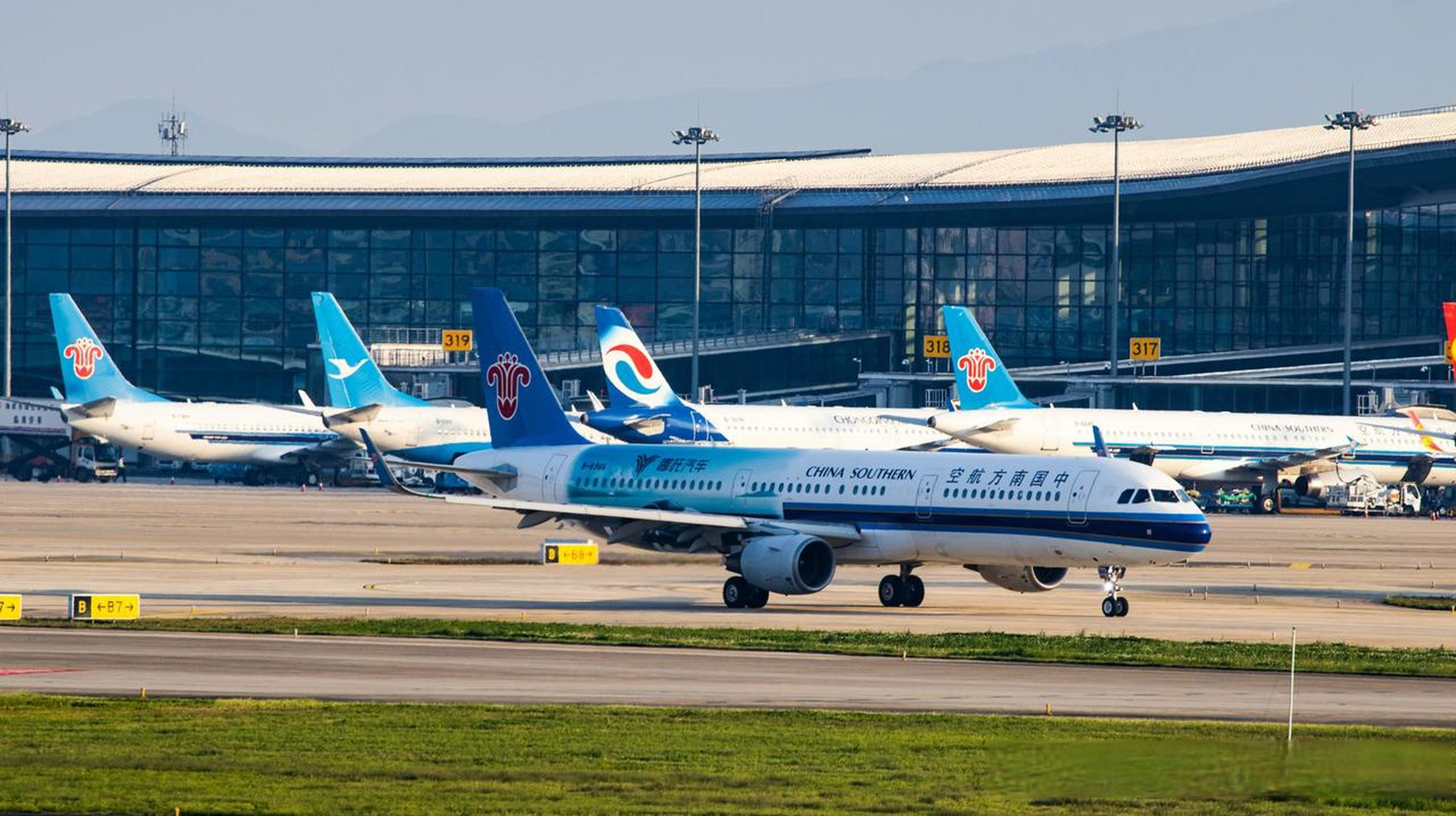 中国南方航空空客a321,哪吒汽车彩绘涂装机,编号b-8966.