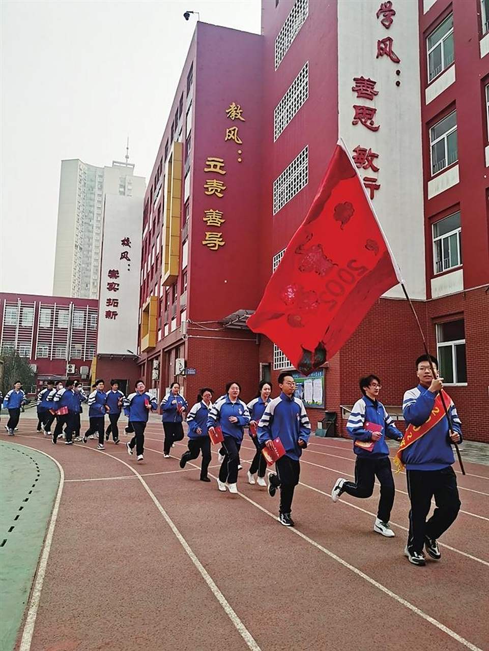 太原头条太原2月27日上午,太原十九中举行了"为青春喝彩,为成长引航