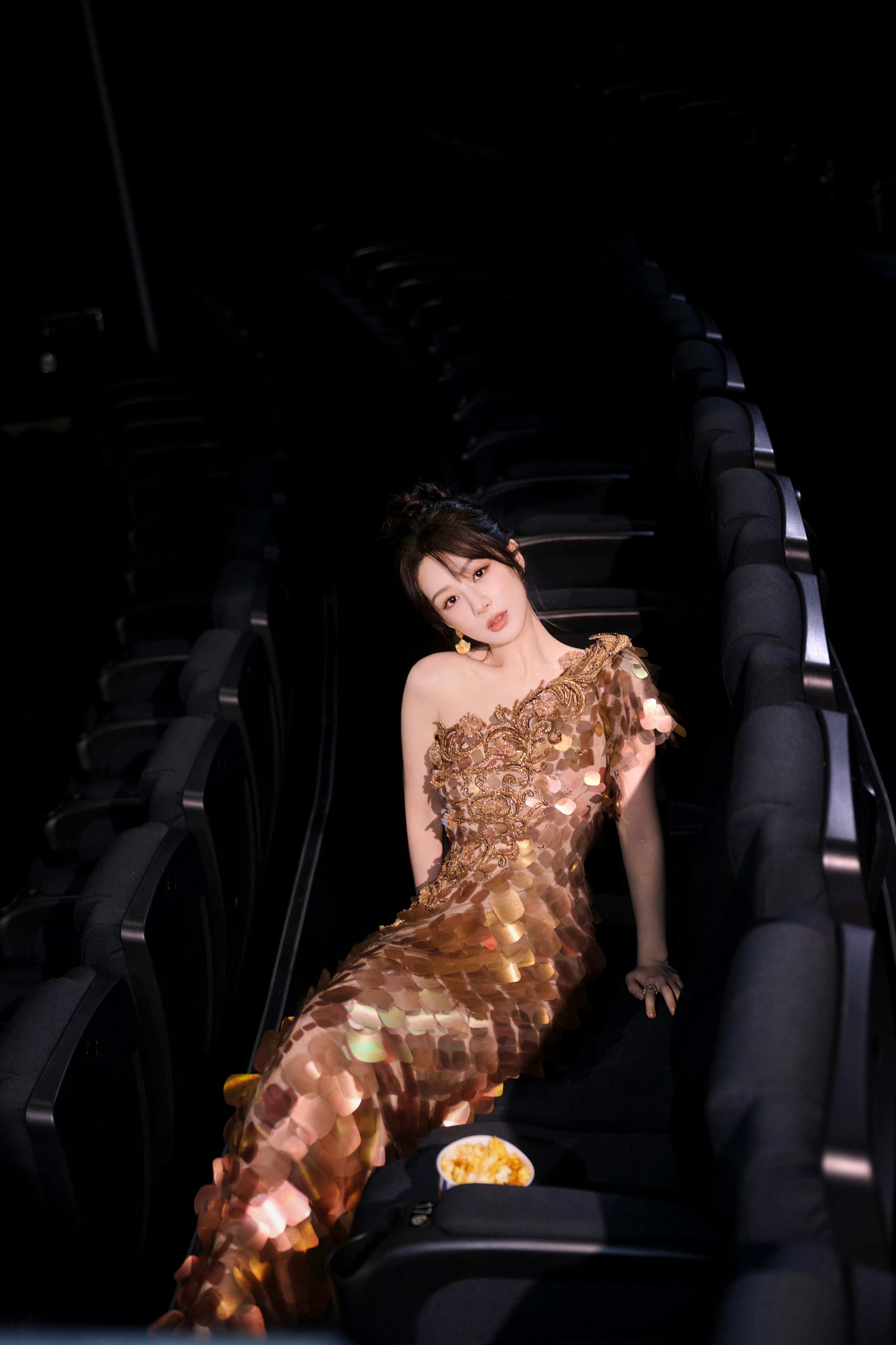 杨紫金色细闪鎏金裙##杨紫金色美人鱼造型#杨紫今日活动造型,一袭