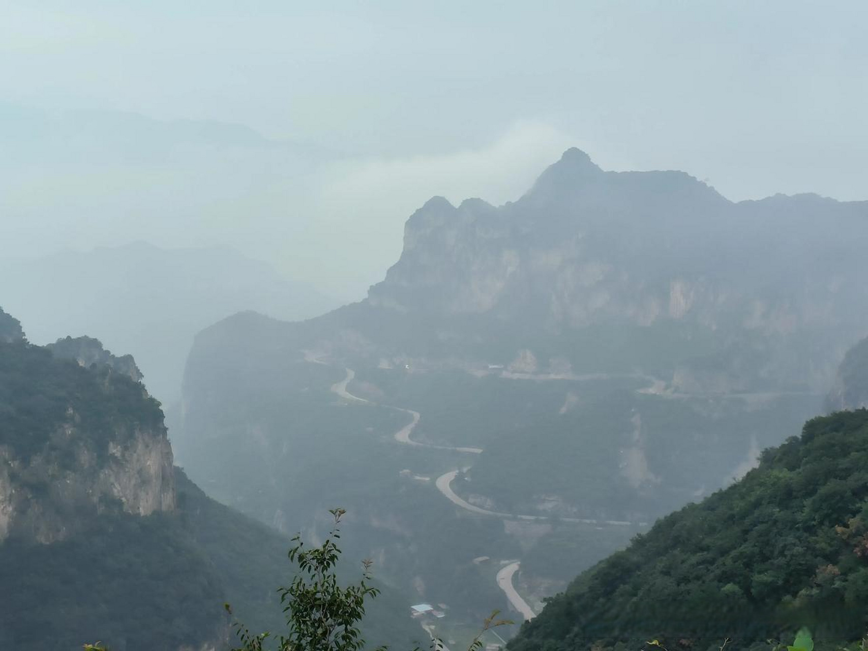 带上狗狗去旅行 今天到了山西阳泉盂县的十八盘,这里跟河北石家庄的