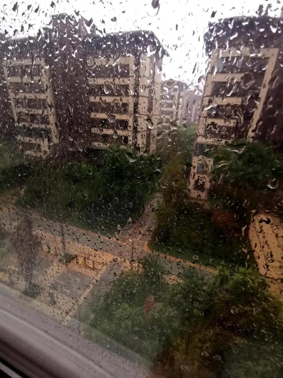 窗外真实雨景图片图片