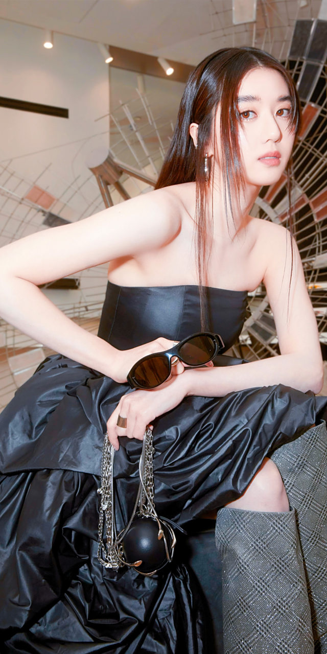 李凯馨黑色抹胸,墨镜少女,酷感十足