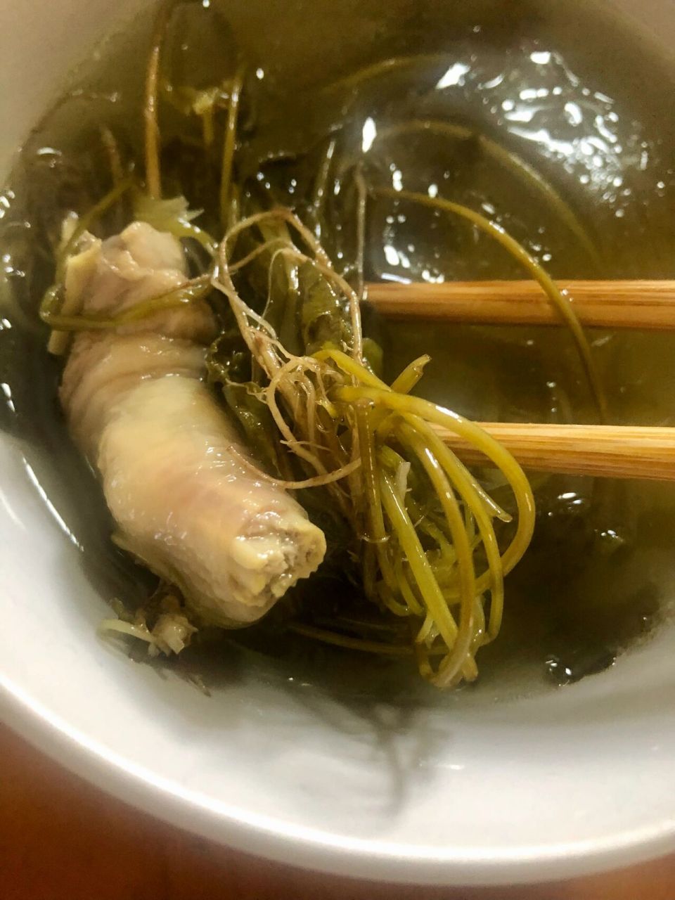 一斤新鲜崩大碗(不要晒干的)煲半只鸡,大火烧开转小火.煲两个小时.