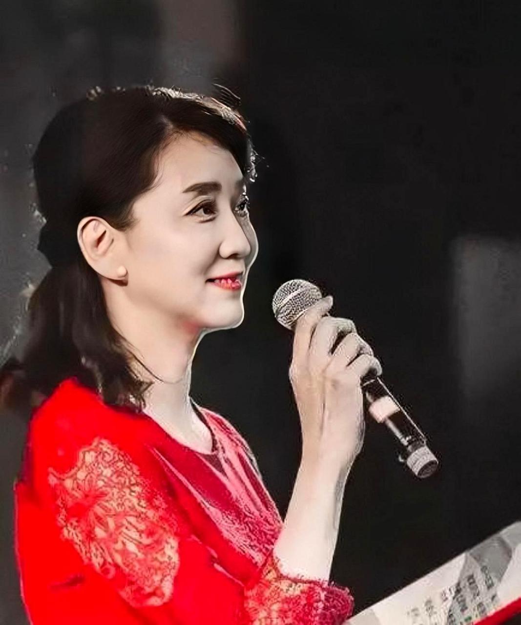 李修平是央视的一位优秀女主播,已经在新闻联播节目中工作了26年.