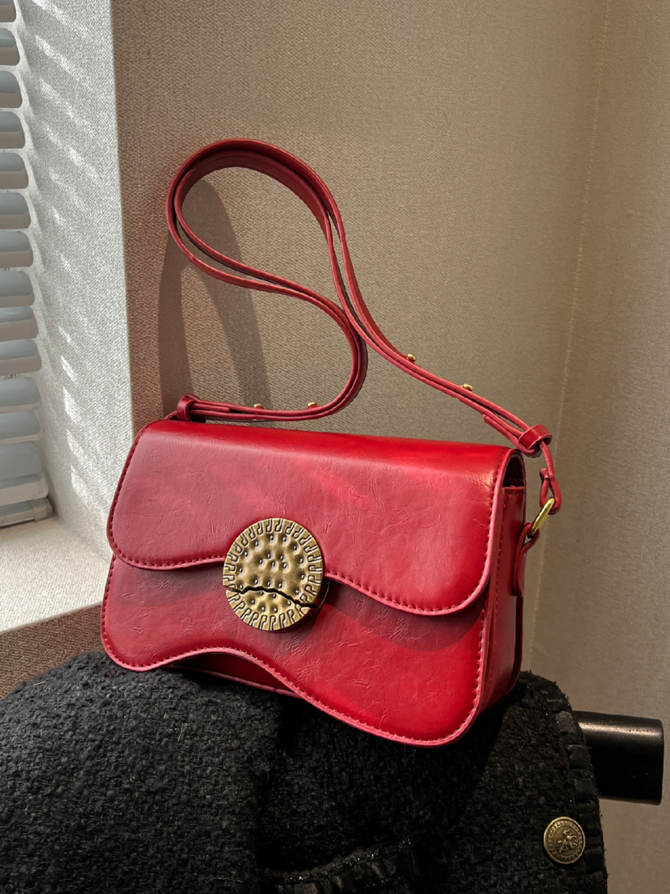 这个酒红色包包好美 包包立体有型 质感敲奶思 曲奇锁扣好有设计敢