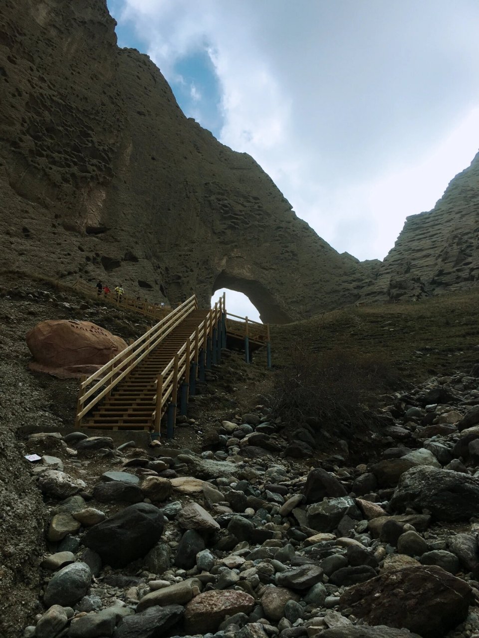 新疆|阿图什|天门山 阿图什天门又称"希普顿石拱门"国家3a级旅游景区.