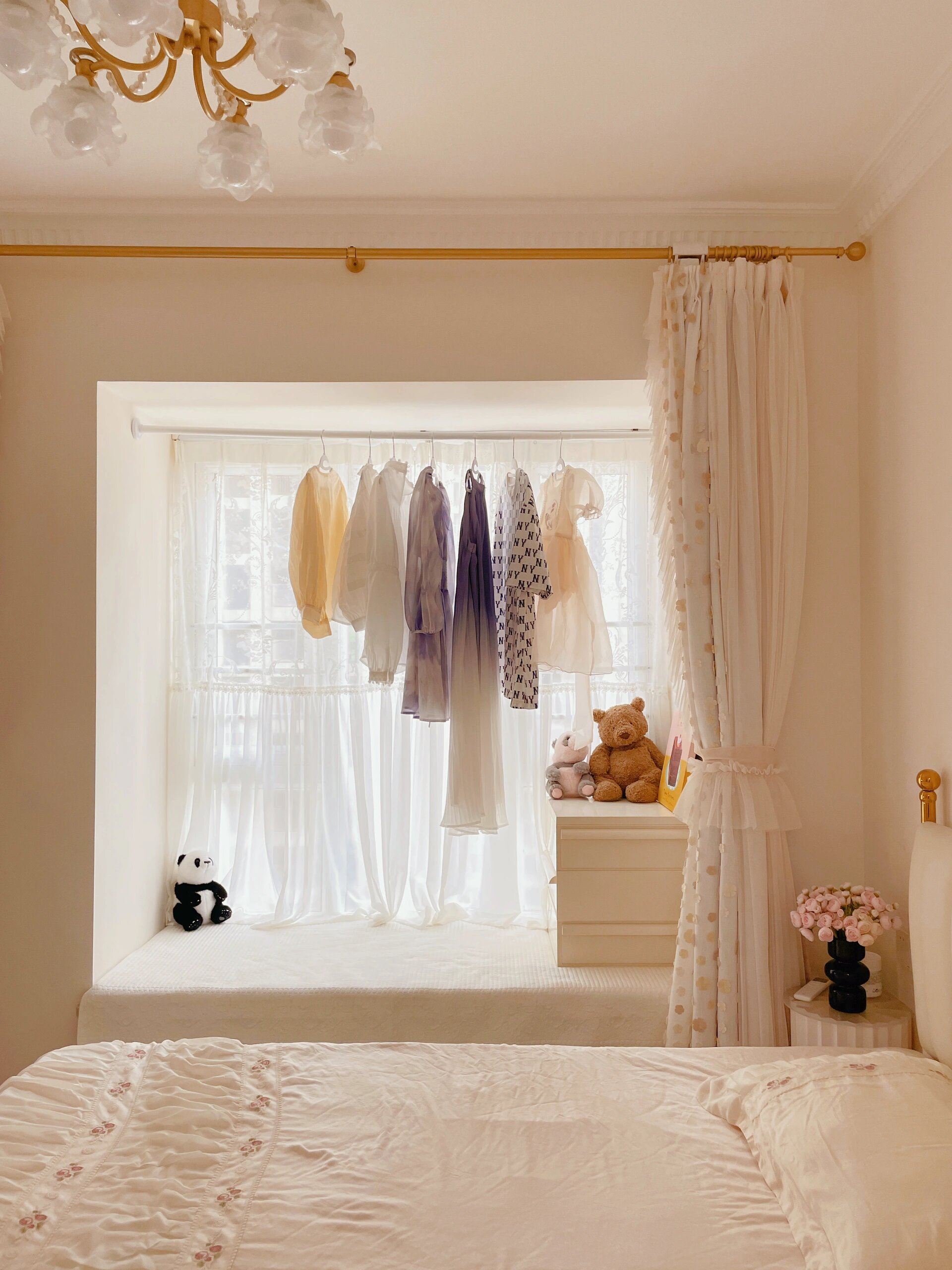 鸡肋的主卧飘窗就用来晾衣服吧,很香